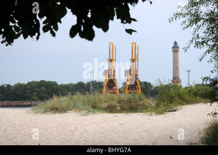 Phare et grues sur le côté droit de l'étroite rivière porcine, à Swinoujscie, Pologne Banque D'Images