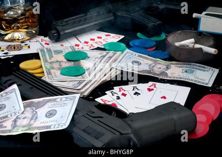 Les armes et les cartes sur une table - tricherie au jeu Banque D'Images