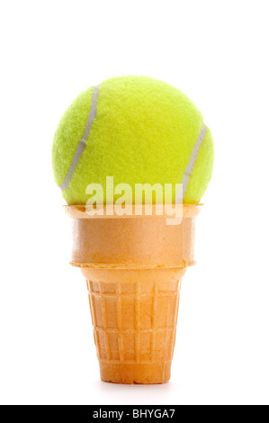 Vertical image d'une balle de tennis jaune dans un cornet de crème glacée sur blanc Banque D'Images