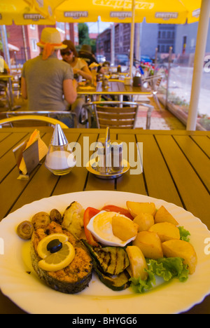 Pavé de saumon grillé au four et pommes de terre dans un restaurant à Klaipeda Lituanie Europe Banque D'Images