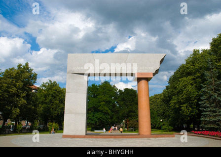 Parc avec sculpture porte Klaipeda Lithuanie Europe centrale Banque D'Images