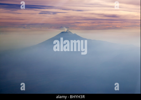 Volcan Popocatepetl au Mexique DF ville vue aérienne à partir d'aéronefs Banque D'Images