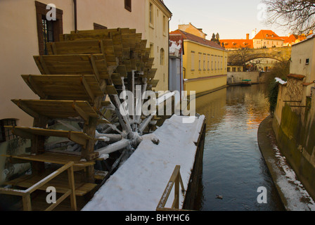 La roue de l'eau du canal de l'île Kampa Certovka quartier de Mala Strana Prague République Tchèque Europe Banque D'Images