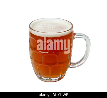 Golden Brown de la bière dans un verre ou tasse pinte traditionnelle et isolée contre white Banque D'Images