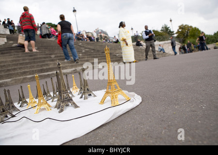 Tour Eiffel souvenirs à vendre sur le trottoir par le Sacré-Cœur, Paris Banque D'Images