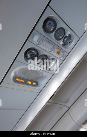 Panneau de plafond dans l'avion Banque D'Images