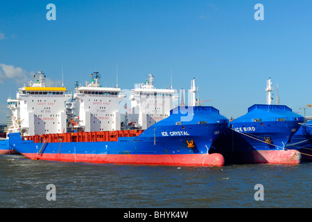 Crise économique : les navires de collecte sans travail dans le port d'Hambourg. Banque D'Images