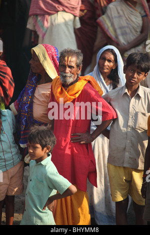 Le Brahmane à l'Diwahli festival, près de Varanasi en Inde Banque D'Images