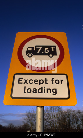 Panneau d'avertissement de restriction limite de poids de 75 tonnes pour lorrys sur route en avant sauf pour le chargement de Leeds UK Banque D'Images