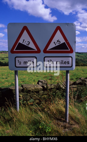 Signes précurseurs de la colline raide vers le bas et vers le haut de la colline raide sur route à Blue Bank Hill North York Moors UK Banque D'Images