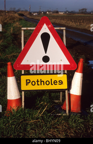 Les conducteurs d'avertissement signe de poule on country road yorkshire uk Banque D'Images