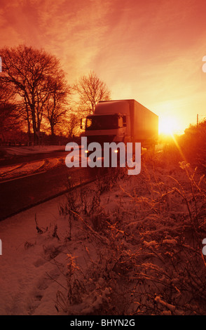 Camion voyager dans des conditions hivernales au coucher du soleil sur l'A64 york yorkshire uk Banque D'Images