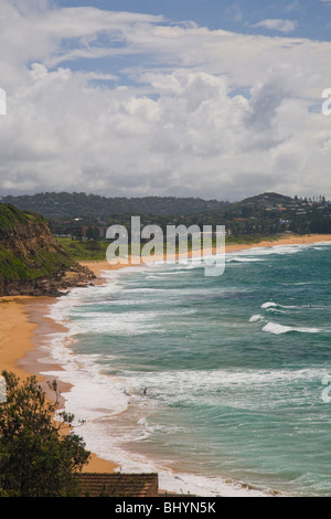 En regardant vers le nord le long des plages de Warriewood et Mona Vale, qui font partie des célèbres plages du nord de Sydney, en Nouvelle-Galles du Sud, en Australie Banque D'Images