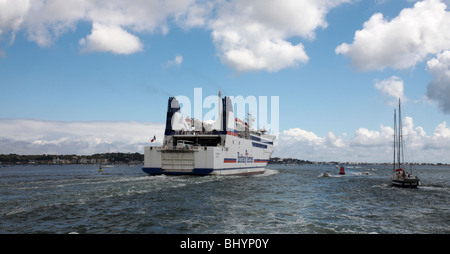 Brittany Ferries ferry Barfleur quitte le port de Poole à Cherbourg - Poole, Dorset UK en août de l'été Banque D'Images