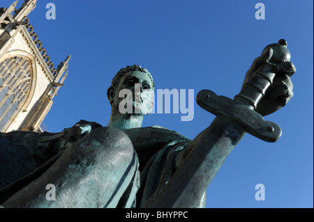 Statue de Constantin le Grand à côté de la cathédrale de York Ville de York dans le North Yorkshire England Uk Banque D'Images