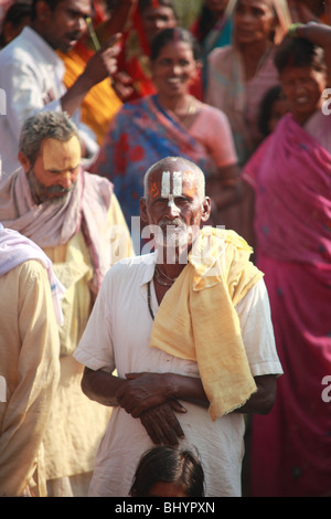 Le Brahmane à l'Diwahli festival, près de Varanasi en Inde Banque D'Images