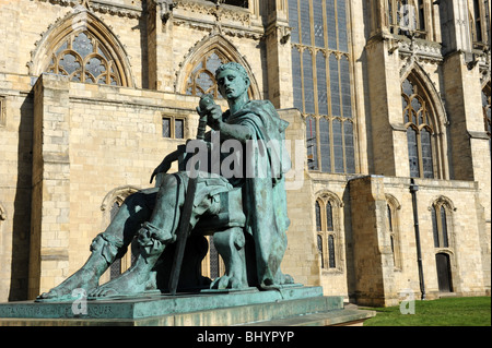 Statue de Constantin le Grand à côté de la cathédrale de York Ville de York dans le North Yorkshire England Uk Banque D'Images