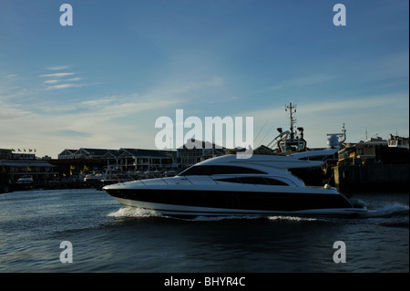 Vue panoramique de la voile en bateau de luxe dans Victoria et Alfred Waterfront Complex au crépuscule, le Cap, Afrique du Sud, paysage, destinations de voyage Banque D'Images