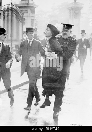 Emmeline Pankhurst arrêtée par le surintendant Rolfe en dehors de Buckingham Palace, Londres, mai 1914. Artiste : Inconnu Banque D'Images
