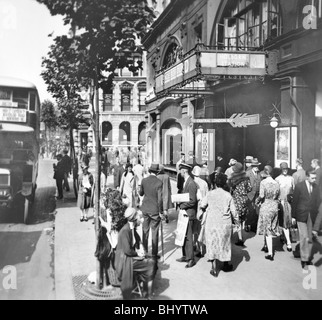 La station Holborn, London, c1920s. Artiste : George Davison Reid Banque D'Images