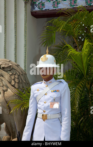 La Police royale thaïlandaise (RTP) la police de la sécurité nationale de la Thaïlande ; gardes royaux de l'Armée de cérémonie du grand complexe de Palais Bangkok Thaïlande Banque D'Images