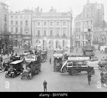 Statue de Eros et de trafic dans Piccadilly Circus, Westminster, London, (c1910s ?). Artiste : Inconnu Banque D'Images