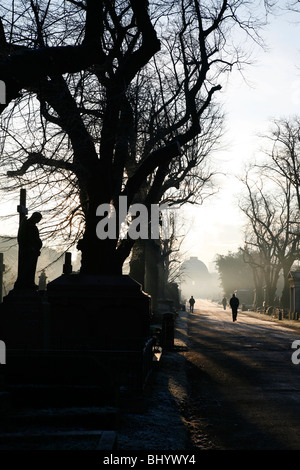 Vue vers le bas l'avenue centrale de l'Octogone Chapelle dans le cimetière de Brompton, West Brompton, Londres, UK Banque D'Images