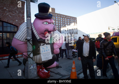 Cochon capitaliste gonflables géants à l'extérieur, le nouveau restaurant de Keith McNally Pulino's dans le quartier de Nolita à New York Banque D'Images