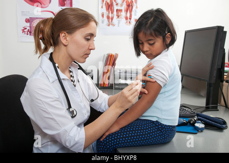 Femme médecin donnant une vaccination à une jeune fille Banque D'Images