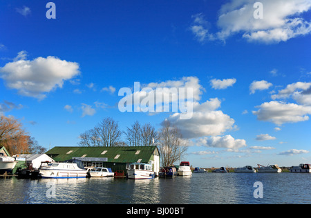 Un chantier par un coude de la rivière en aval du pont de Ludham Ant, Norfolk, Royaume-Uni. Banque D'Images