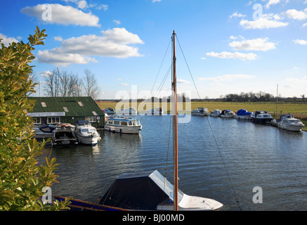 Bateaux amarrés sur un coude de la rivière en aval du pont de Ludham Ant, Norfolk, Royaume-Uni. Banque D'Images