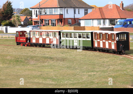 East Hayling Light Railway, une voie étroite de 2 pieds longeant le front de mer à Hayling Island dans le Hampshire. Banque D'Images