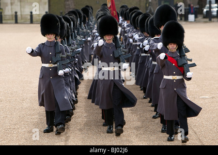 Soldats britanniques des Coldstream Guards marcher en formation sur Horseguards Parade Ground dans le centre de Londres