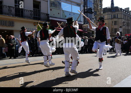 Morris Dancers en action. Cotswold Morris avec des bâtons à l'Oxford Folk Festival Banque D'Images