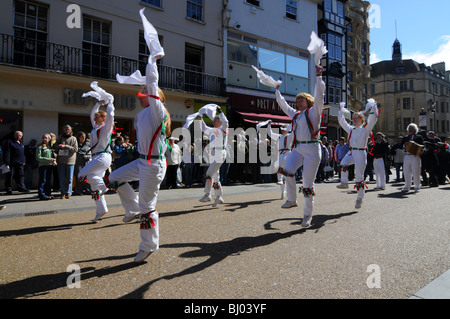 Morris Dancers en action. Cotswold Morris avec les mouchoirs et à l'Oxford Folk Festival Banque D'Images