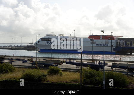 Ferry Stena HSS à Dublin dans le port de Holyhead Anglesey, au nord du Pays de Galles Banque D'Images