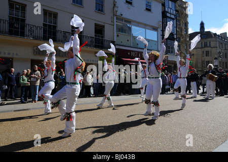 Morris Dancers en action. Cotswold Morris avec les mouchoirs et à l'Oxford Folk Festival Banque D'Images