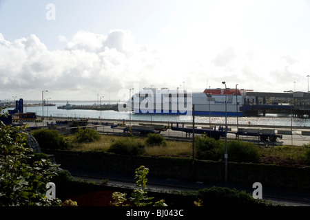 Ferry Stena HSS à Dublin dans le port de Holyhead Anglesey, au nord du Pays de Galles Banque D'Images