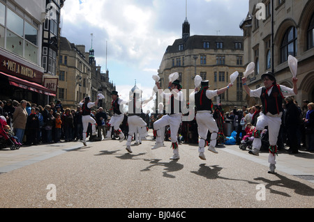 Morris Dancers en action. Cotswold Morris avec les mouchoirs et à l'Oxford Folk Festival Banque D'Images