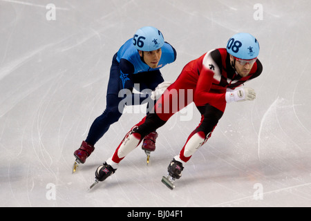 Francois-Louis Tremblay (CAN) et d'Apolo Anton Ohno (USA) qui se font concurrence sur le patinage de vitesse courte piste men's 500m Banque D'Images