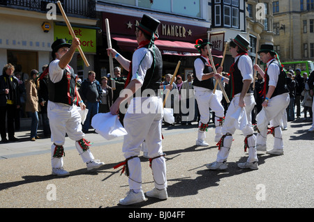 Morris Dancers en action. Cotswold Morris avec des bâtons à l'Oxford Folk Festival Banque D'Images