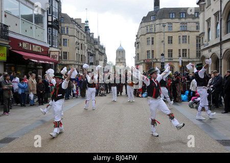 Morris Dancers en action. Cotswold Morris avec les mouchoirs et à l'Oxford Folk Festival Banque D'Images