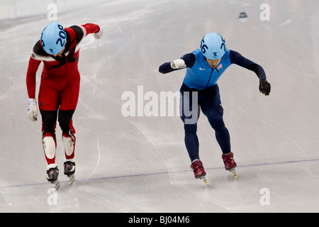 Apolo Anton Ohno (USA) en battant Francois-Louis Tremblay (CAN) dans le patinage de vitesse courte piste men's 500m demi-finale Banque D'Images