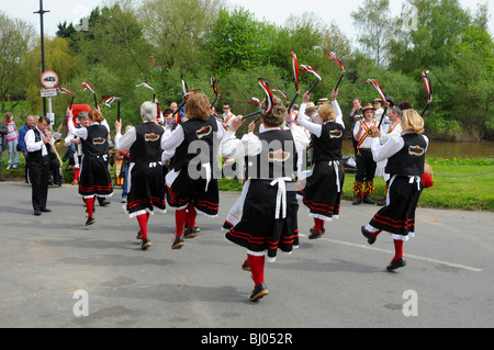 Morris Dancers en action. Mason's Apron, un boucher (nord-ouest) à danser à l'Upton-sur Severn folk festival Banque D'Images