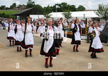 Morris Dancers en action. Mason's Apron, un boucher (nord-ouest) à la danse festival du Canal Braunston Banque D'Images