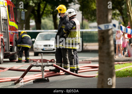 Les pompiers et d'incendie sur les lieux de grand feu Banque D'Images