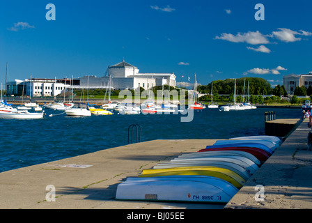 Shedd Aquarium sur le lac Michigan, Chicago, Illinois. barques sur le rivage. Banque D'Images