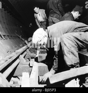 La réparation de la voie ferrée souterraine, Londres, 1955. Artiste : Henry Grant Banque D'Images