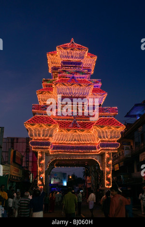 L'Inde, le Kerala, Koorkancherry Thaipooya Mahotsavam festival, Temple Sree Maheswara, illuminé la nuit, passerelles Banque D'Images