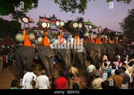 L'Inde, le Kerala, Koorkancherry Thaipooya Maheswara, Temple Sree Mahotsavam ligne festival des 9 éléphants temple caparisoned nuit Banque D'Images